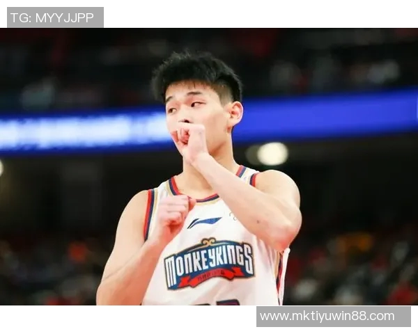 林葳在俄勒冈大学积极训练与队友们共同参与团建活动展现团队精神